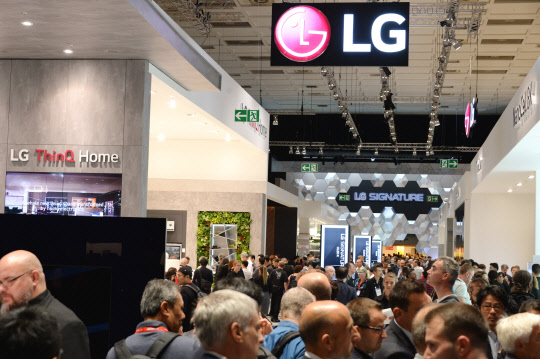 8일(현지시간) 독일 베를린에서 열린 IFA 2019 LG전자 전시부스에 관람객들이 몰려오고 있다.   LG전자 제공